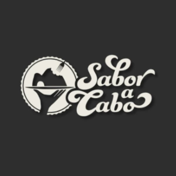 Logo de Sabor a Cabo, con cóctel y paisaje